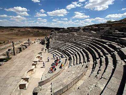El teatro romano de Segóbriga, cerca de Saelices (Cuenca), terminó de construirse en el siglo I y tenía capacidad para 2.000 espectadores. Desde la A-3 se accede al yacimiento arqueológico por la salida 103.