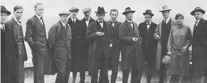 De izquierda a derecha, Josef Albers, Hinnerk Scheper, George Muche, László Moholy- Nagy, Herbert Bayer, Joost Schmidt, Walter Gropius, Marcel Breuer, Wassily Kandinsky, Paul Klee, Lyonel Feininger, Gunta Stölzl y Oskar Schlemmer, en 1926.