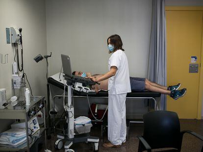 La doctora de familia Eva Leceaga realiza una ecografía pulmonar a un paciente en un centro de atención primaria en Barcelona.