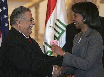 El presidente iraquí, Jalal Talabani, saluda a la secretaria de Estado de EE UU, Condoleezza Rice, en Bagdad.