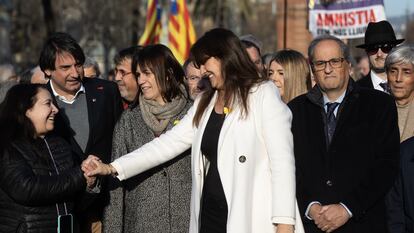 Laura Borràs saluda a una manifestante arropada por el diputado Francesc Dalmases, el ya exvicepresidente de la ANC, Jordi Pesarrodona, la diputada Aurora Madaila y el president Quim Torra.