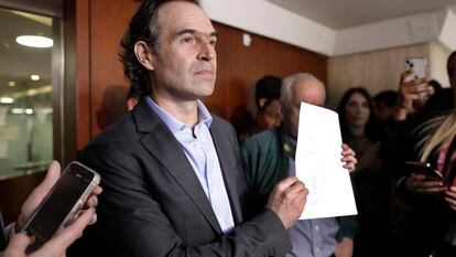 Federico Gutiérrez enseña la denuncia que presentó ante la Comisión de Acusaciones de la Cámara de Representantes en contra de Gustavo Petro, este lunes en Bogotá.
