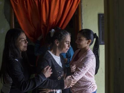 Leidy (izquierda) es gerontóloga e hija de Yamile (centro), enferma de alzhéimer a los 46 años.