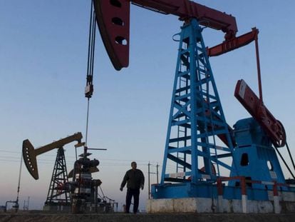 La OPEP y Rusia deciden mantener recortada su oferta de petróleo en 2023