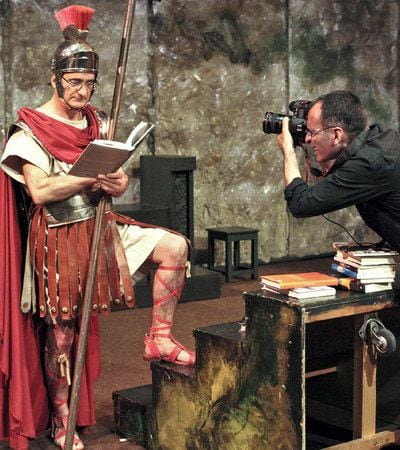Un <i>soldado romano </i>lee ante la cámara de Joan Sánchez.