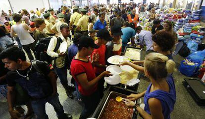 Voluntarios distribuyen comida a migrantes en la estación de Múnich el martes después de que llegaran de Budapest.