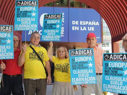 Varios afectados por las cláusulas suelo de las hipotecas, en una protesta en Madrid. En vídeo, la Justicia falla a favor de los usuarios en la reclamación de las cláusulas suelo.