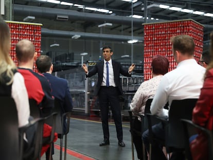 Rishi Sunak explicaba este martes el nuevo acuerdo alcanzado con la UE a los trabajadores de una fábrica de Lisburn, en Irlanda del Norte.