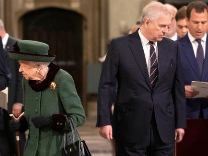 La reina Isabel II de Ingltera y el príncipe Andrés, duque de York, en la Abadía de Westminster el pasado martes.
