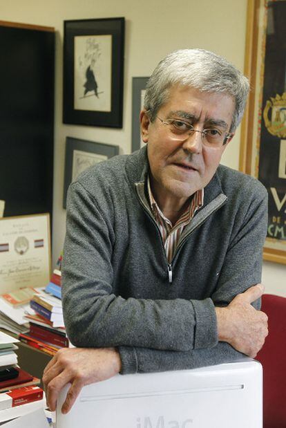 Javier Corcuera, en su despacho de la Universidad de Sarriko.
