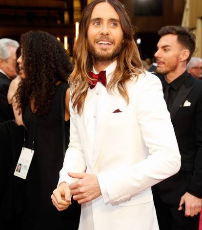 <p><strong>Cuándo.</strong> En los Oscar de 2014.</p> <p><strong>Por qué.</strong> Porque el esmoquin blanco es un género complicado. Manejado con cautela, puede pasar desapercibido. Con exceso, se acerca peligrosamente a Liberace. Jared Leto eligió un término medio: un esmoquin impoluto con solapas negras y pantalón del mismo color, rematado con una pajarita de terciopelo rojo. Vintage, pero de ahora. Setentero, pero no arqueológico. En plena efervescencia del debate sobre el género en la moda, Leto aportó este argumento a la discusión y se convirtió en uno de los éxitos de la noche.</p>