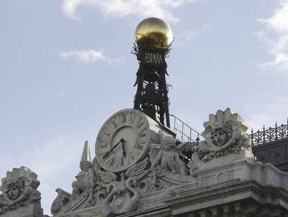 Reloj en la fachada de la sede del Banco de España. EFE/Kiko Huesca/Archivo