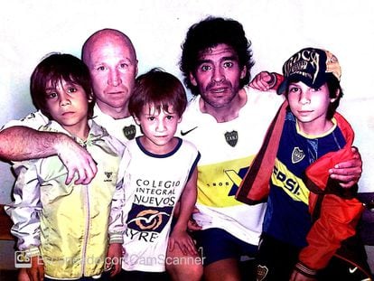Maradona con Carlos Mac Allister y sus hijos. Alexis, en el medio.