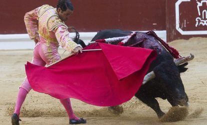 El diestro Javier Sánchez Vara da un pase con la muleta a uno de los toros que ha lidiado este jueves en Vitoria.