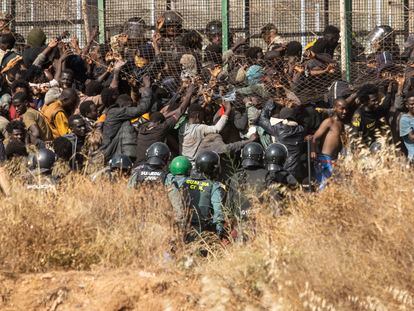 Un grupo de migrantes cruza la valla de Melilla el pasado viernes.