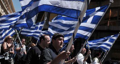 Funcionarios municipales de Atenas marchan hacia el Parlamento el viernes pasado.