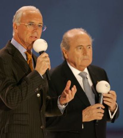 Beckenbauer, a la izquierda, y Joseph Blatter, durante un acto previo al Mundial de Alemania 2006