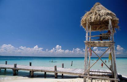 Frente a las mexicanas costas de Yucatán, la playa Norte de Isla Mujeres (que tal y como su nombre indica se encuentra en la parte norte de la isla) es una gran piscina natural. Merece la pena alargar el día para ver la espectacular puesta de sol.