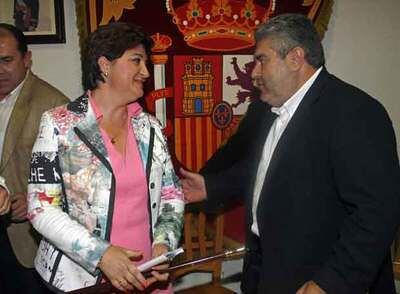 María de los Ángeles Herrera, con el bastón de mando, recibe el saludo de Pedro Torrejón.