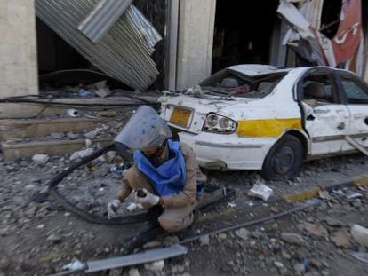 Un artificiero examina el terreno tras un bombardeo en San&aacute; (Yemen), este mi&eacute;rcoles.