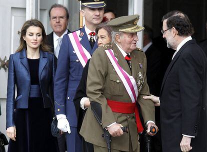 El Rey es recibido cerca de la puerta del Palacio Real que se abre a la Plaza de la Armería por el presidente del Gobierno, Mariano Rajoy, a su llegada al acto de celebración solemne de la Pascua Militar que ha presidido, acompañado por la Reina y los Príncipes de Asturias.