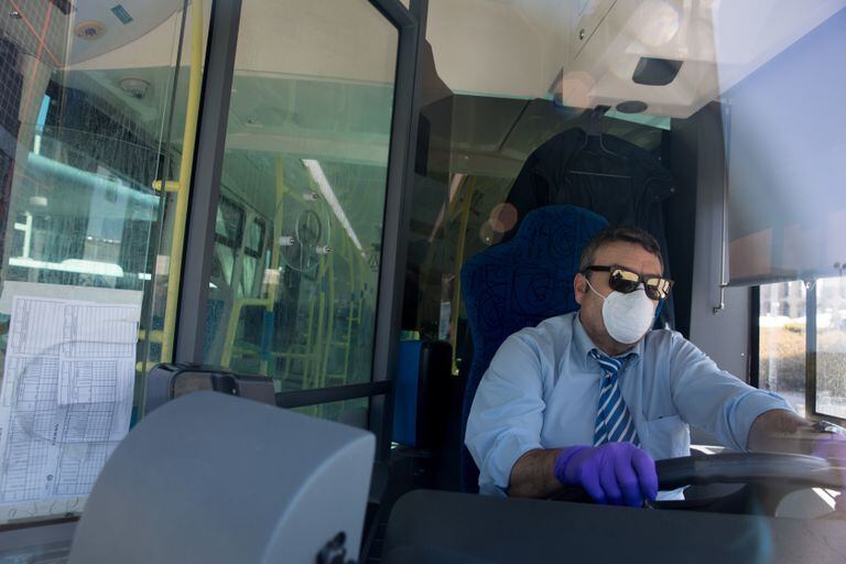 Un conductor de autobús en el intercambiador de Plaza de Castilla, en Madrid.