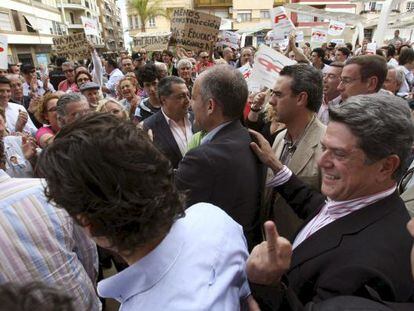 Francisco Camps en Torrevieja, tras ser increpado por simpatizantes del movimiento 