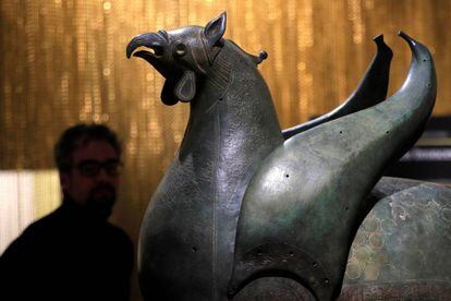 'Grifo de Pisa', la mayor escultura en bronce del arte islámico medieval, en la exposición del Museo Arqueológico Nacional.