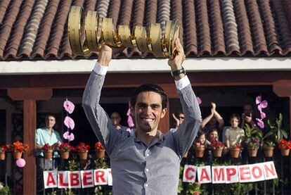 Alberto Contador muestra el trofeo del Giro a los vecinos de Pinto.