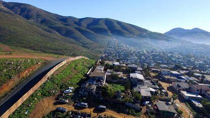 Imagen de dron de la valla fronteriza entre Estados Unidos y México.