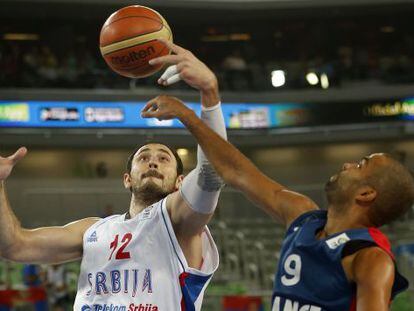 Krstic pelea un bal&oacute;n con Parker.