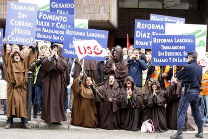 Un grupo de trabajadores de Air Comet protesta a las puertas de la sede de la CEOE mientras se celebra la reunión de la Junta.