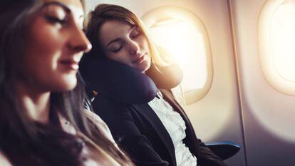 Dos pasajeras duermen durante el trayecto en un avión.