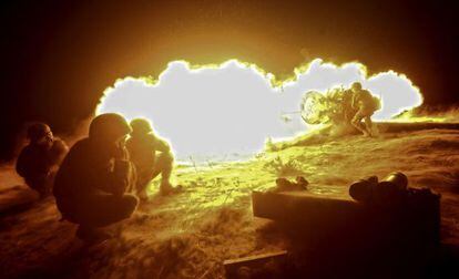 Militares espa&ntilde;oles realizan pr&aacute;cticas de tiro de artiller&iacute;a junto a efectivos del nuevo Ej&eacute;rcito afgano en las proximidades de Moqur.