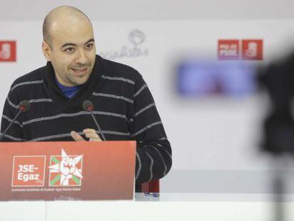 El secretario general de las Juventudes Socialistas de Euskadi, Alain Coloma, este lunes en San Sebastián.