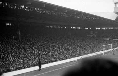 The Kop, Anfield, en 1983, antes de su reforma.