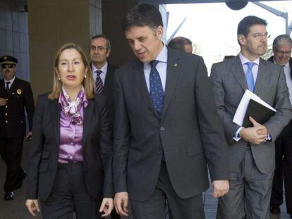 La ministra Ana Pastor y el consejero Llu&iacute;s Recoder durante su encuentro sobre el Puerto de Barcelona.