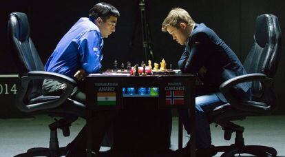 Anand y Carlsen, en una de las partidas del campeonato del Mundo. 