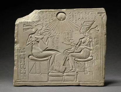 Relieve del rey Akhenaten, la reina Nefertiti y tres hijas.