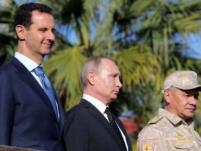 Desde la izquierda, el presidente sirio, Bachar al Asad, su homólogo ruso, Vladimir Putin y el ministro de Defensa ruso en Siria este lunes. En vídeo, el presidente ruso anuncia la retirada de las tropas de Siria.