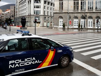Un coche de Policía este lunes junto al Teatro Campoamor de Oviedo.