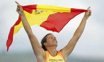 Marina Alabau celebra su triunfo con la bandera espa&ntilde;ola.