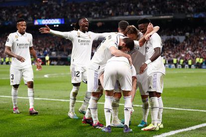 Los jugadores del Real Madrid celebran el tanto de Benzema ante el Liverpool el pasado miércoles en el Santiago Bernabéu.