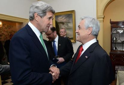 El presidente de Chile, Sebastian Piñera, habla con el secretario de Estado de EE UU, John Kerry.