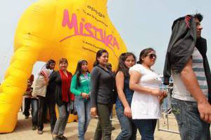 Miles de personas acudieron a la feria gastronómica Mistura en Lima (Perú).