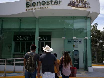Una familia a las afueras de una sucursal del Banco del Bienestar, en el municipio de Tetecala (Morelos), en una imagen de archivo.