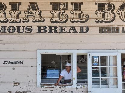 Panadero de El Boleo, una famosa panadería en Santa Rosalía, en Baja California, México.