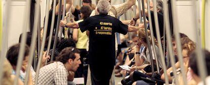 Un miembro de la Asociación de Víctimas del Metro del 3 de Julio realiza el viaje de la línea 1 de Metrovalencia durante el homenaje a los fallecidos y supervivientes.
