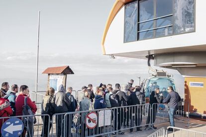 Un grupo de habitantes de Skopje vuelve a casa por la tarde con el último viaje del teleférico. Los fines de semana, los habitantes de la capital suelen escapar de la contaminación de la ciudad marchándose el monte Vodno, un destino popular para el senderismo y las excursiones de un día, conocido en la zona como los "pulmones verdes" de la ciudad por su aire limpio y frío. Debido al cambio climático, el invierno de 2020 fue uno de los más cálidos de los últimos años.