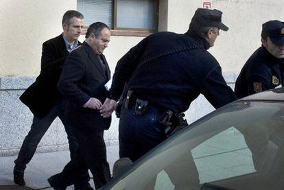 La policía se lleva detenido al alcalde de Cee, Ramón Vigo Sambade.